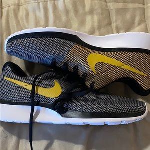 Nike tanjun rubbing shoes new